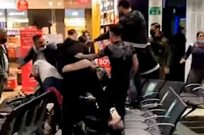Пассажиры устроили массовую драку в аэропорту и попали на видео