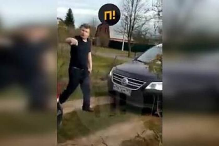 Полицейский устроил дебош во дворе родственников под Москвой и попал на видео