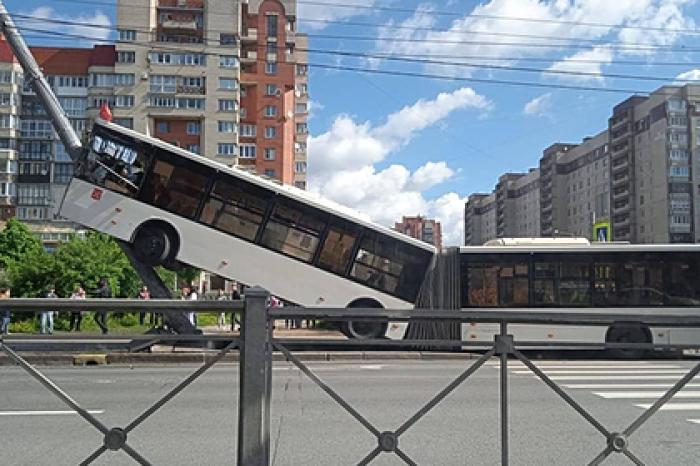 Пять человек пострадали в ДТП с автобусом в Петербурге