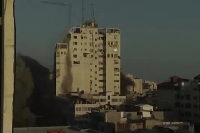 Разрушение 16-этажной высотки в Газе ракетным ударом Израиля попало на видео