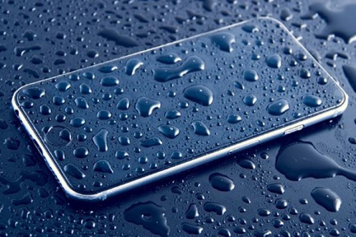 Россиянам дали советы на случай попадания воды в смартфон