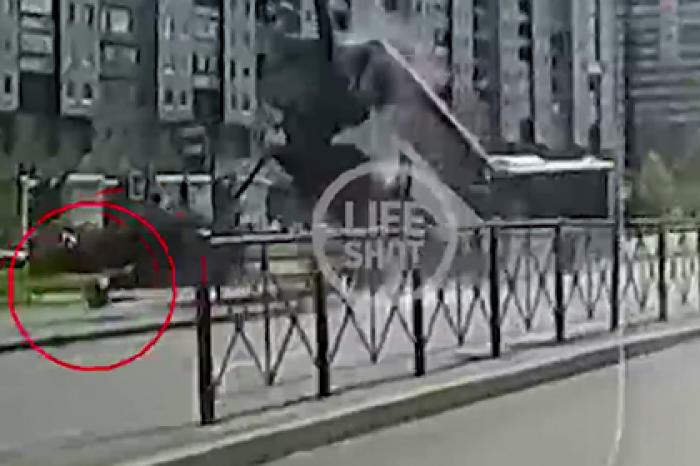 Столкновение пассажирского автобуса со столбом в Петербурге попало на видео