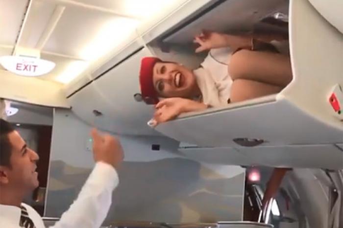 Стюардесса в мини-юбке залезла в багажную полку и удивила пользователей сети