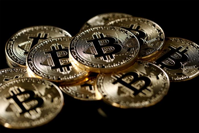 Цена биткоина обрушилась почти наполовину