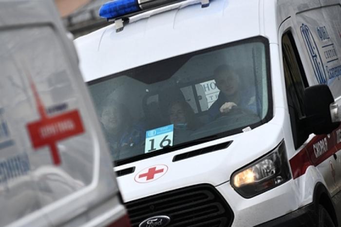 В Петербурге пара проломила балкон при ссоре, рухнула на землю и попала на видео