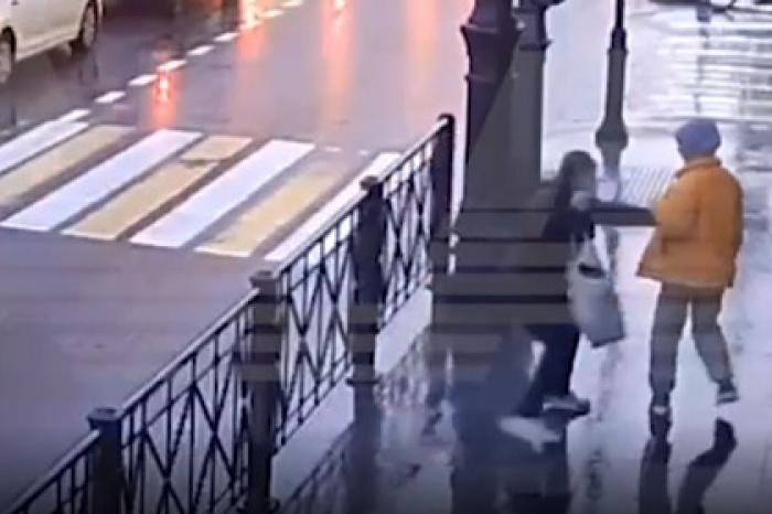 В Петербурге подростка ударили ножом на оживленной улице