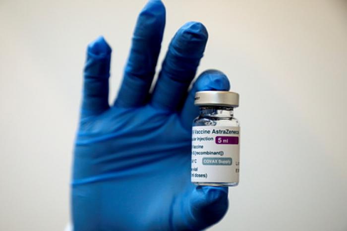 Женщина привилась AstraZeneca и покрылась синяками