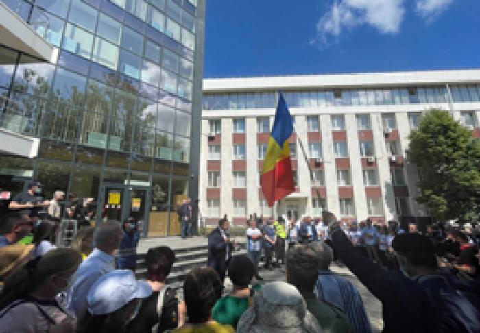 ACTIVIȘTII MAI MULTOR PARTIDE AU PROTESTAT ÎN FAȚA CURȚII DE APEL CHIȘINĂU, CERÂND MAJORAREA NUMĂRULUI SECȚIILOR DE VOTARE ÎN STRĂINĂTATE