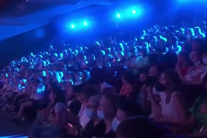 Фестиваль «Жара» в Подмосковье собрал полный зал гостей в разгар пандемии