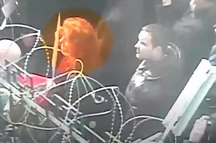 Напавшую на посольство России в Киеве россиянку арестовали заочно