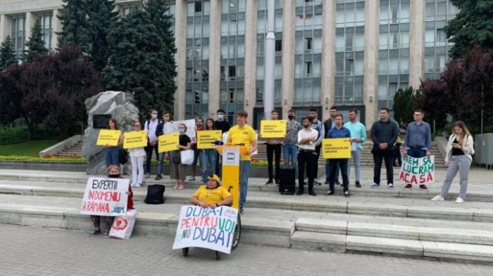 PAS a organizat un flashmob în fața Guvernului pentru susţinerea tinerilor: "Lucrăm acasă pentru că ne pasă"