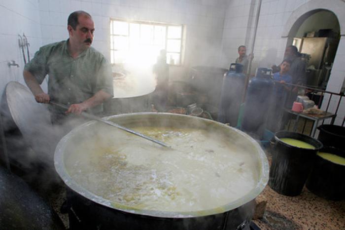 Повар упал в чан с кипящим куриным бульоном и умер