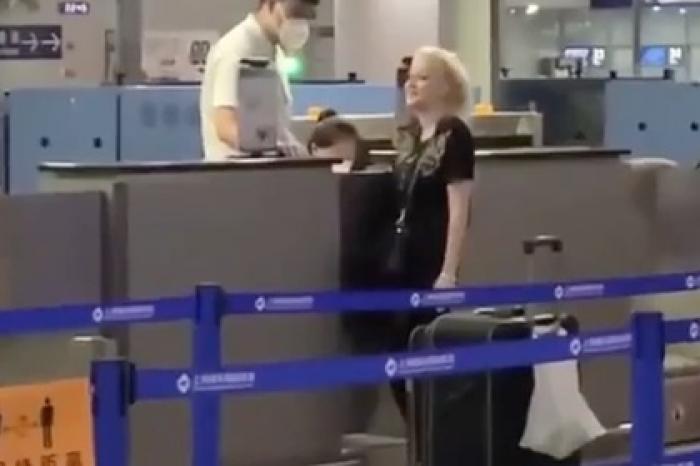 Россиянка справила нужду в аэропорту Шанхая и попала на видео