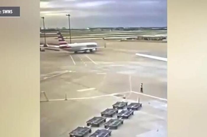 Самолет врезался в столб во время взлета и попал на видео