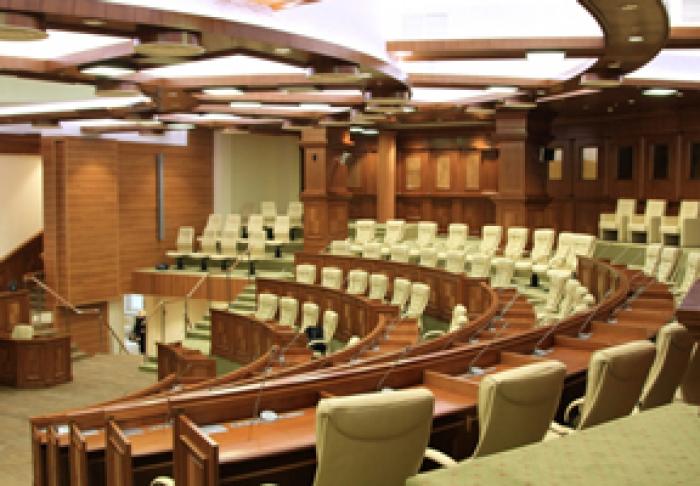 SONDAJ: DOUĂ-TREI FORMAŢIUNI POT TRECE ÎN PARLAMENT