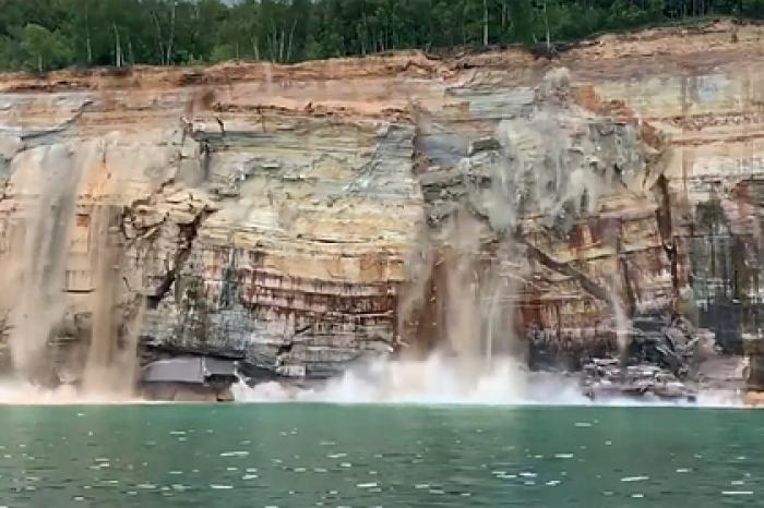 Совершавший прогулку на катере турист снял на видео опасное обрушение скалы