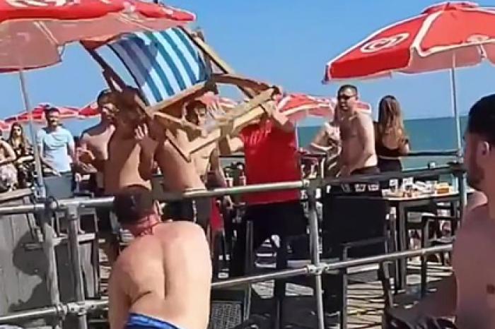 Туристы устроили массовую драку на пляже и попали на видео