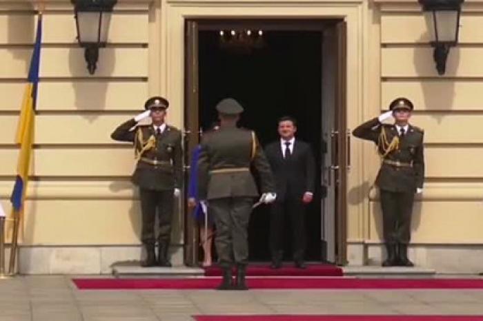 Украинский военный обронил оружие перед президентом Грузии