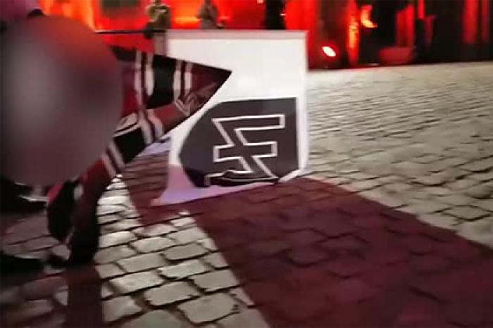В Киеве сожгли нацистские флаги