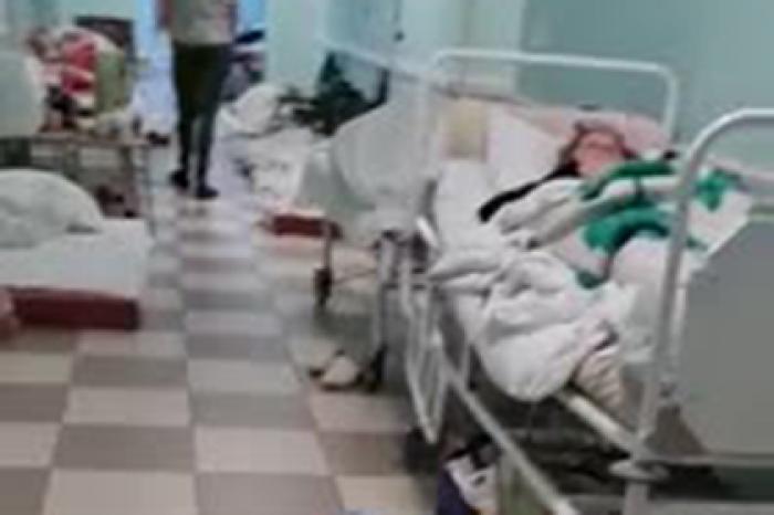 Власти Петербурга начали проверку видео с лежащими на полу пациентами с COVID-19