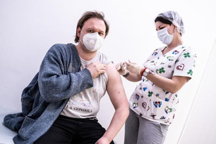 Власти Подмосковья объяснили введение обязательной вакцинации в сфере услуг
