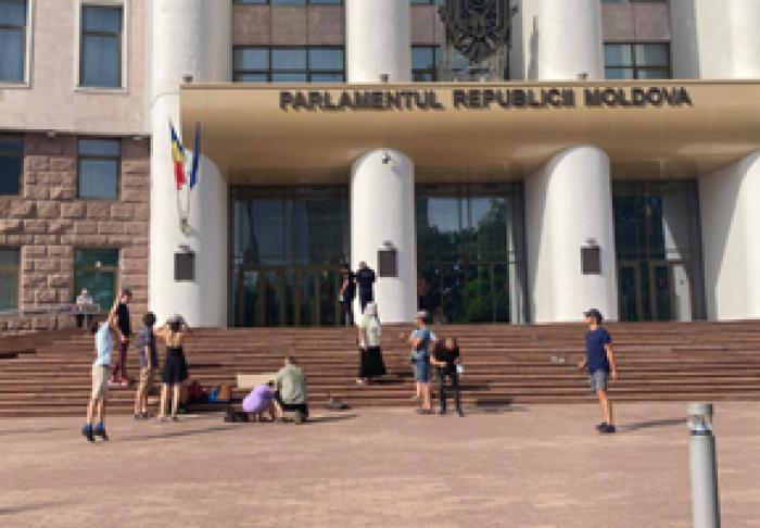 ACTIVIȘTII PUBLICI AU PROTESTAT ÎN FAȚA CLĂDIRII PARLAMENTULUI, CERÂND RESTITUIREA STADIONULUI REPUBLICAN LOCUITORILOR DIN CHIȘINĂU