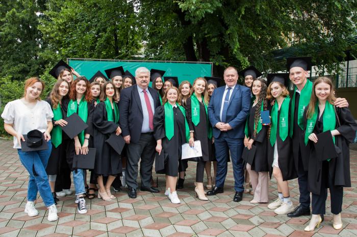 Аурелиу Чокой вручил дипломы бакалавра лучшим выпускникам факультета международных отношений