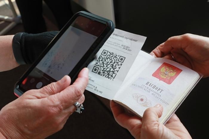 Бизнес попросил Москву давать QR-коды привитым за рубежом