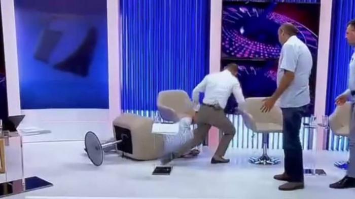 Bătaie în direct la o emisiune. Ex-viceministrul de Interne Ghenadie Cosovan și Sergiu Tofilat de la Partidul Schimbării s-au luat la pumni (VIDEO)