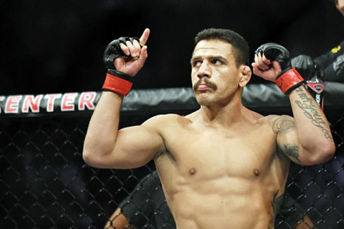 Макгрегор столкнулся с бывшим чемпионом UFC и едва не устроил потасовку