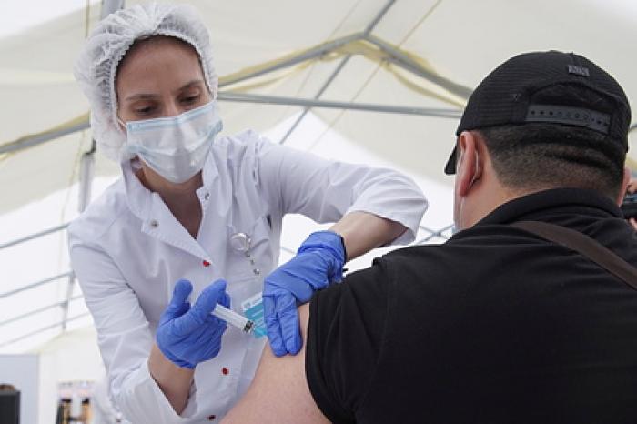 Минпромторг поддержал обязательную вакцинацию в промышленности