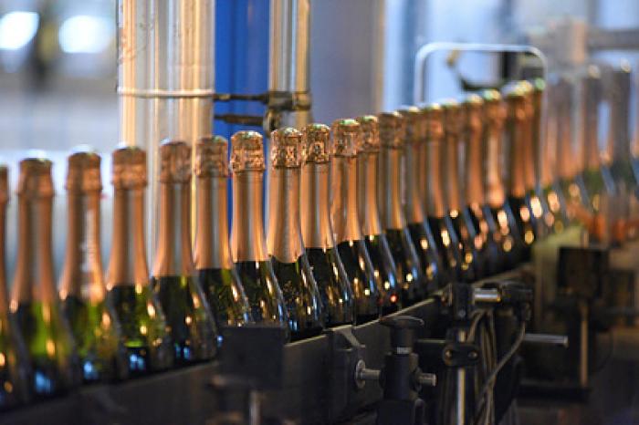 Moet Hennessy приостановил поставки в Россию