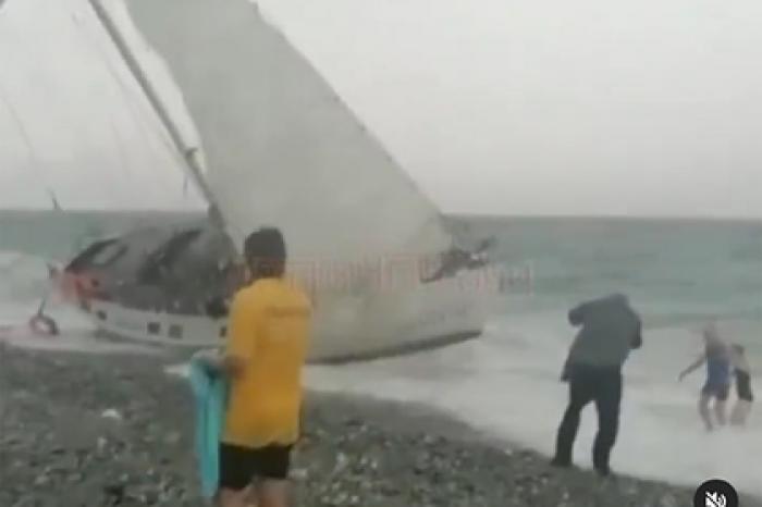 Мощный шторм выбросил яхту с туристами на берег в Сочи и попал на видео