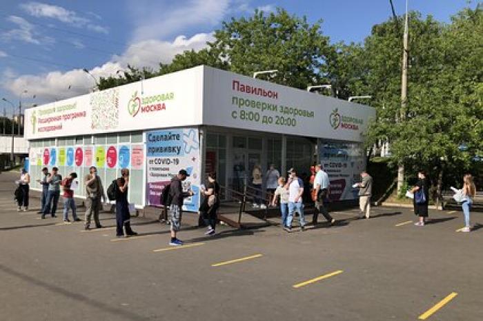 Не успевшим привиться «КовиВаком» москвичам пообещали перезвонить