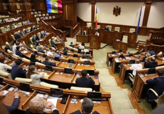 ÎN PARLAMENTUL DE LEGISLATURA A XI-A AU FOST CONSTITUITE TREI FRACȚIUNI PARLAMENTARE