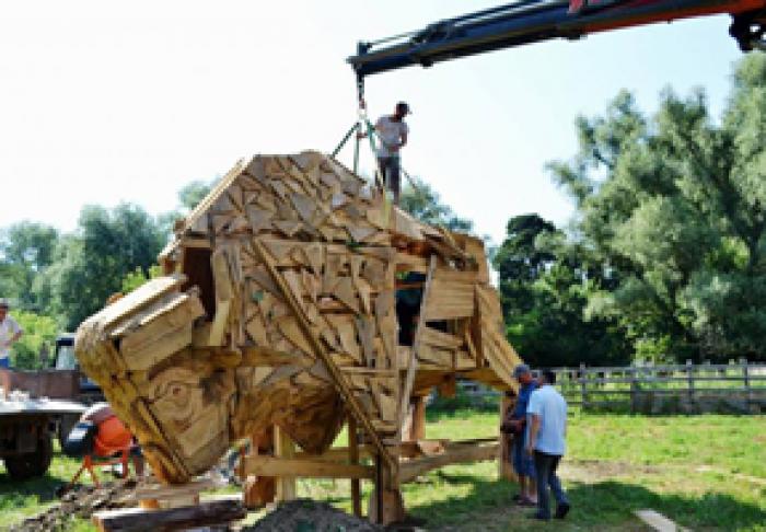 ÎN REZERVAŢIA PĂDUREA DOMNEASCĂ A APĂRUT O SCULPTURĂ A UNUI BIZON