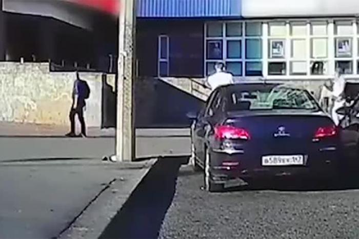 Россиянки на электросамокатах столкнулись лоб в лоб и попали на видео