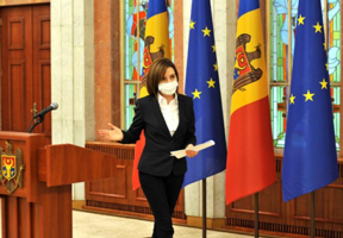 SONDAJ: ÎN PREŞEDINTE AU ÎNCREDERE, DAR TOTODATĂ APROAPE ACELAŞI NUMĂR DE RESPONDENŢI N-AU ÎNCREDERE