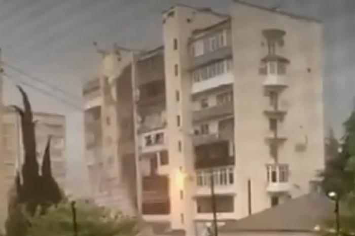 В Абхазии ураган снес крышу гостиницы и попал на видео