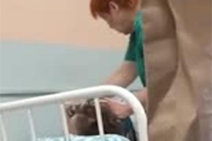 В российской больнице санитарка избила пациентку и попала на видео