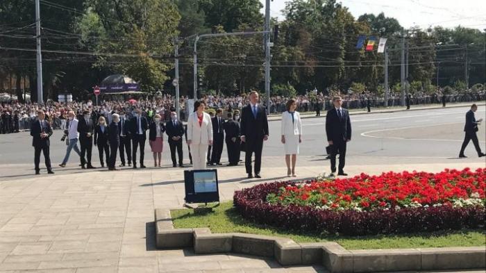 Maia Sandu, Igor Grosu şi Natalia Gavriliţa au depus flori la Monumentul Maica Îndurerată din Capitală