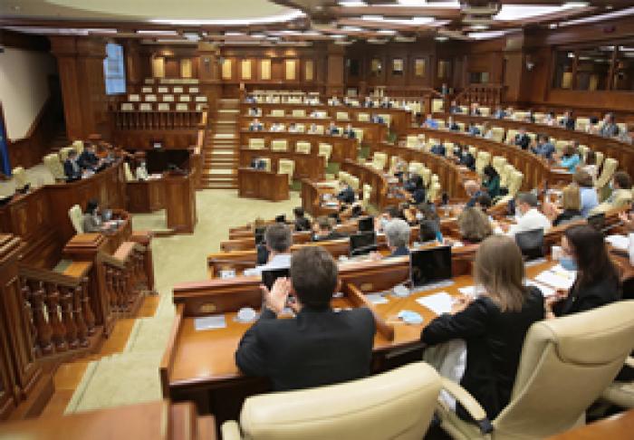 PARLAMENTUL A EVALUAT DREPT „NESATISFĂCĂTOARE” ACTIVITĂȚILE PG ŞI ALE CNA ÎN LEGĂTURĂ CU FURTUL UNUI MILIARD