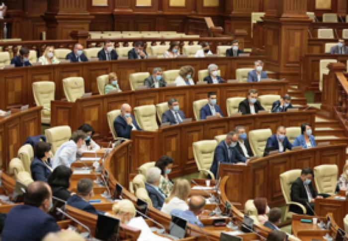 PARLAMENTUL SE VA ÎNTRUNI VINERI ÎN ŞEDINŢĂ PLENARĂ PENTRU A AUDIA RAPORTUL PRIVIND PROCESUL DE RECUPERARE BANILOR SUSTRASE DIN SISTEMUL BANCAR