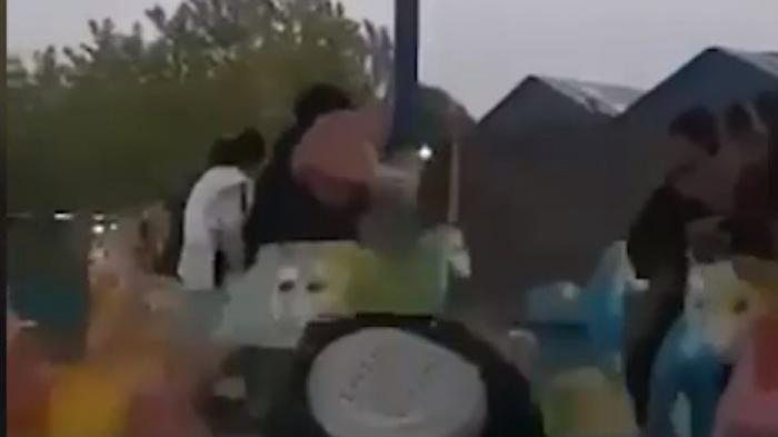 Talibanii surprinși cum se dau în mașinuțe, fac sport și sar pe trambulină într-un parc de distracții (VIDEO)