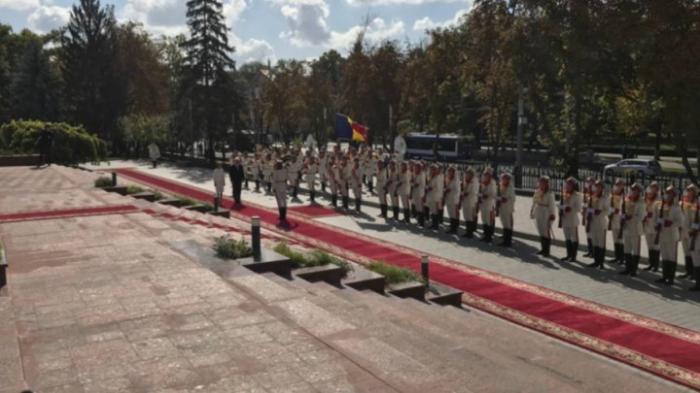 Preşedintele Germaniei a ajuns la Chișinău. Oficialul a fost întâmpinat cu onoruri militare de către șeful statului, Maia Sandu (VIDEO)