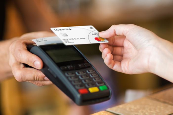 STUDIU MASTERCARD: 70% DIN DEŢINĂTORII DE CARDURI DIN MOLDOVA AR DORI SĂ PLĂTEASCĂ CUMPĂRĂTURILE CU SMARTPHONE-UL