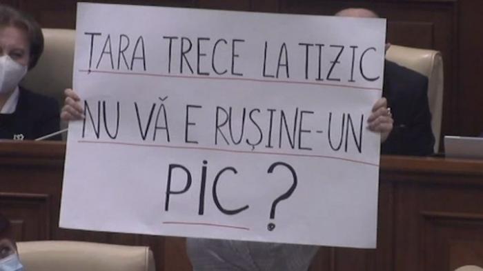 LIVE din Parlament. Mihai Popșoi a primit un cadou neobișnuit la începutul ședinței plenare (VIDEO)