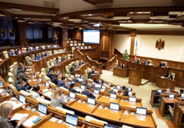 ПАРЛАМЕНТСКОЕ БОЛЬШИНСТВО ОТКАЗАЛОСЬ ПРОВЕСТИ СЛУШАНИЯ ПО ПОВОДУ ПРИОСТАНОВЛЕНИЯ ВЕЩАНИЯ ТЕЛЕКАНАЛОВ