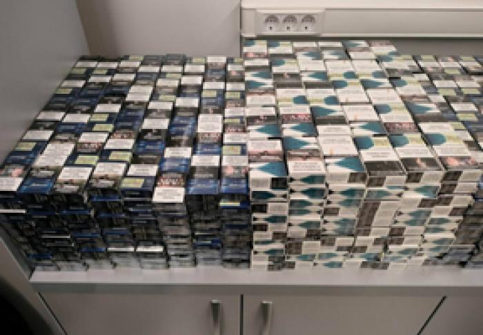 ТАМОЖЕННИКИ НАШЛИ У 10 ПАССАЖИРОВ САМОЛЕТА НЕЗАДЕКЛАРИРОВАННЫЕ СИГАРЕТЫ