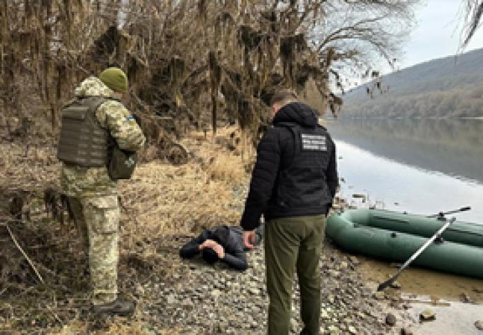 ПОГРАНИЧНИКИ УКРАИНЫ ЗАДЕРЖАЛИ ГРАЖДАНИНА МОЛДОВЫ ЗА НЕЗАКОННЫЙ ПРОВОЗ ЛЮДЕЙ ЧЕРЕЗ ГРАНИЦУ